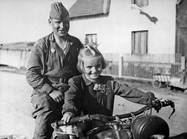 Soldado soviético e menina tcheca no vilarejo de Cimelice, na antiga Tchecoslováquia e atual República Tcheca em 1945 - Sputnik Brasil