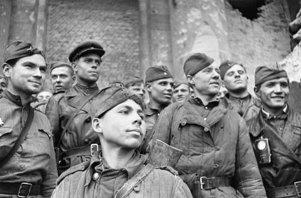 Soldados que tomaram o Reichstag, pertencentes ao 674° regimento da 150° divisão de Idritsk. Na frente está o recruta Grigory Bulatov - Sputnik Brasil