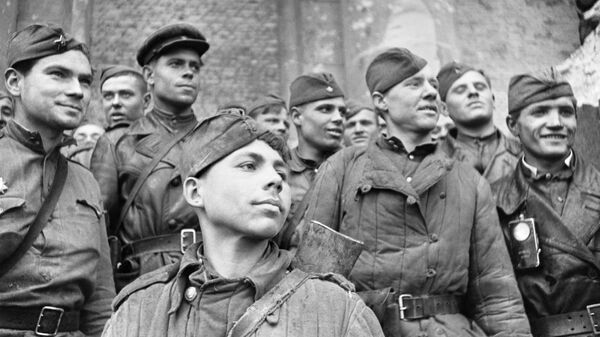 Soldados que tomaram o Reichstag, pertencentes ao 674° regimento da 150° divisão de Idritsk. Na frente está o recruta Grigory Bulatov - Sputnik Brasil