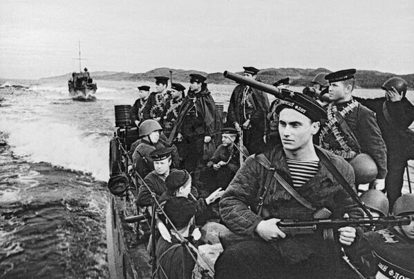 Marinheiros e fuzileiros da Frota do Norte se direcionam em lanchas ao campo de batalha, 1942 - Sputnik Brasil