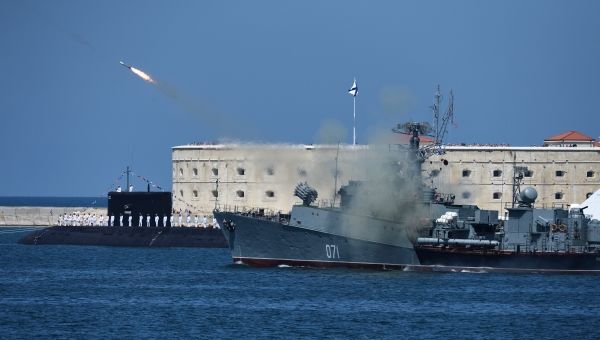 Disparo de míssil de embarcação da Marinha russa - Sputnik Brasil