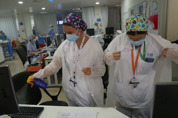 Cientistas testam medicamento para azia no tratamento de casos leves da COVID-19 - Sputnik Brasil