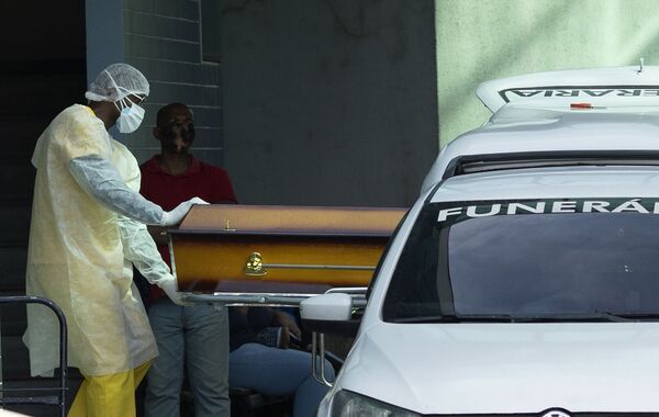 Estudo projeta 90 mil mortes até agosto no Brasil e médico defende lockdown - Sputnik Brasil