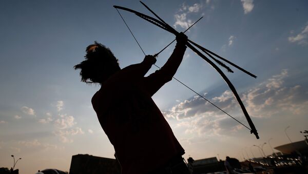 Índio da tribo Guarani Kaiowa com tradicional arco e flecha, em Brasília, Brasil (imagem de arquivo) - Sputnik Brasil