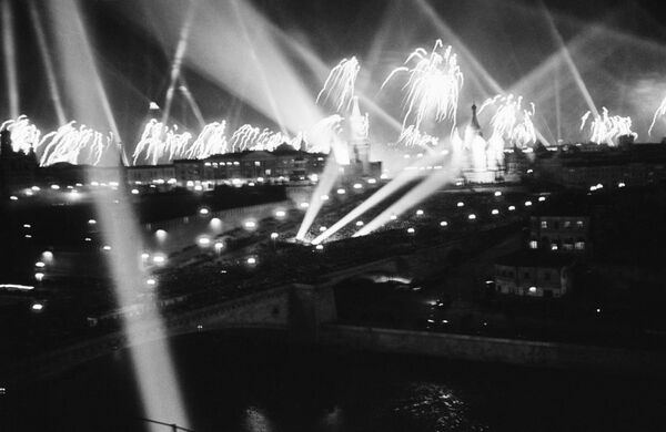 Fogos de artifício iluminam a Praça Vermelha em 9 de maio de 1945 - Sputnik Brasil