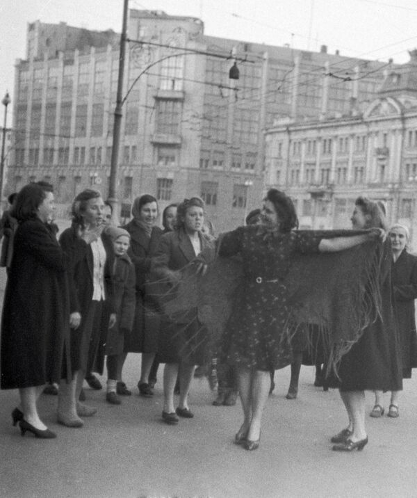 Mulheres dançam em rua de Moscou para celebrar o fim da Grande Guerra pela Pátria - Sputnik Brasil