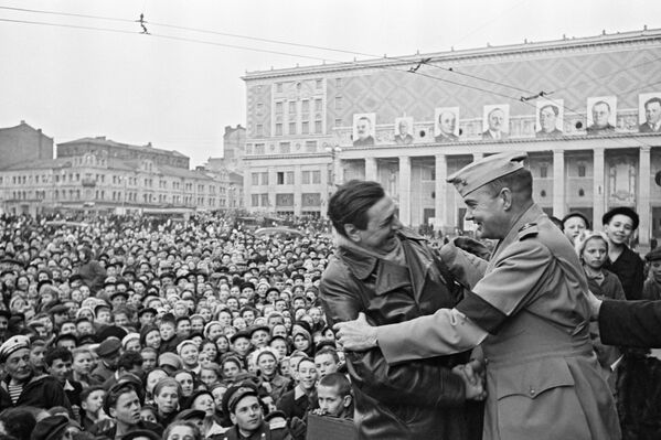 Soldados aliados celebram fim da Grande Guerra pela Pátria em meio à multidão em praça de Moscou - Sputnik Brasil