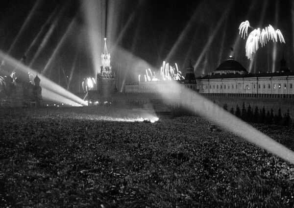 Fogos de artifício iluminam Praça Vermelha durante comemorações do fim da Grande Guerra pela Pátria - Sputnik Brasil