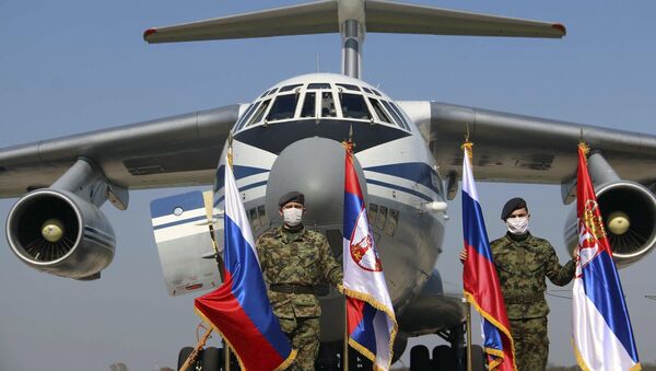 Avião de transporte militar russo com material médico no aeroporto militar de Batajnica, perto de Belgrado - Sputnik Brasil