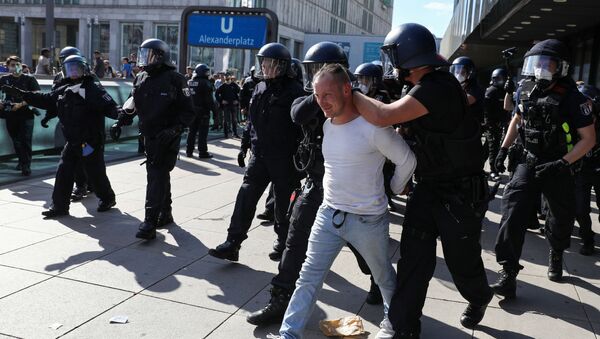 Um manifestante é detido por policiais na Alemanha durante um protesto em Berlim em 9 de maio de 2020, em meio à pandemia da COVID-19. - Sputnik Brasil