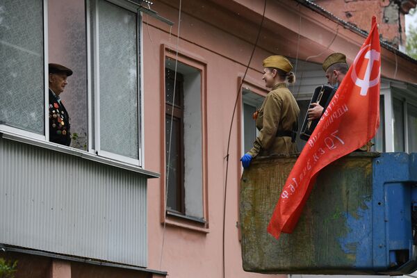 Sanfoneiro e solista tocam e cantam em homenagem ao veterano da Grande Guerra pela Pátria (1941-1945) Aleksandr Primak na cidade russa de Novossibirsk - Sputnik Brasil