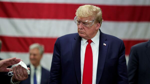 Presidente americano Donald Trump visita a fábrica de máscaras Honeywell, no estado americano de Arizona, durante a pandemia - Sputnik Brasil