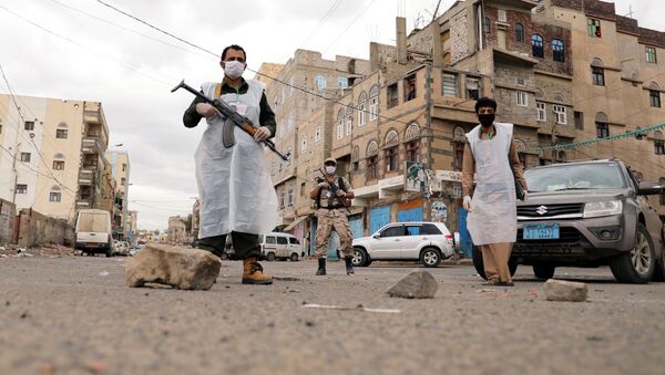 Agentes de segurança iemenitas usam máscaras durante toque de recolher devido à pandemia na capital do Iêmen, Sanaa - Sputnik Brasil