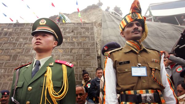 Um soldado chinês (à esquerda) e um indiano na fronteira internacional entre os seus países, no estado indiano de Siquim (imagem de arquivo) - Sputnik Brasil