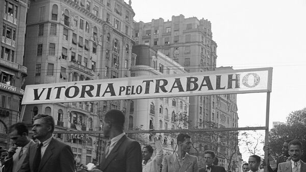 Desfile de 100 mil trabalhadores na Avenida Rio Branco, no Rio de Janeiro, 2 de setembro de 1942 - Sputnik Brasil