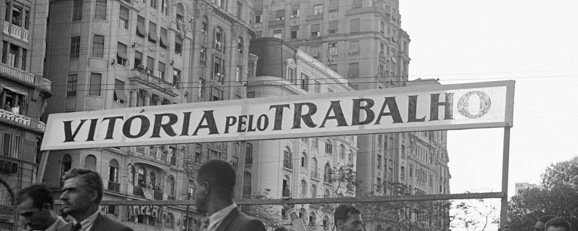 Desfile de 100 mil trabalhadores na Avenida Rio Branco, no Rio de Janeiro, 2 de setembro de 1942 - Sputnik Brasil, 1920, 11.05.2020