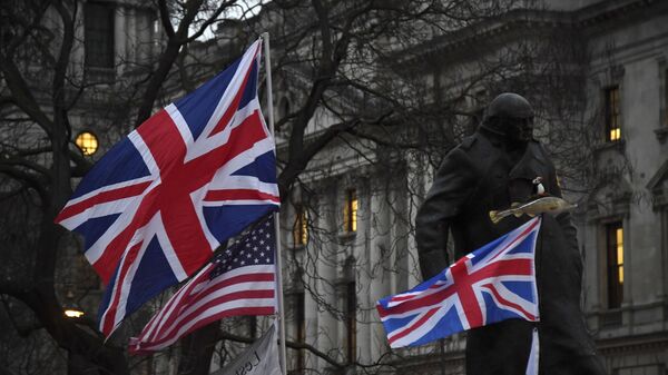 Apoiadores do Brexit seguram bandeiras britânicas e norte-americanas - Sputnik Brasil