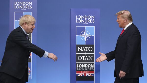 O primeiro-ministro britânico Boris Johnson, à esquerda, estende a mão para cumprimentar o presidente norte-americano Donald Trump - Sputnik Brasil