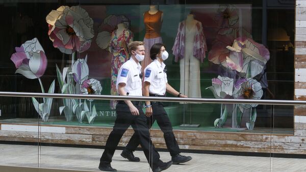 Guardas de segurança caminham com máscaras para se proteger do coronavírus nos EUA - Sputnik Brasil