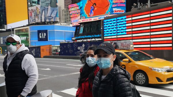 Pessoas com máscaras em uma rua de Nova York durante pandemia, nos EUA - Sputnik Brasil