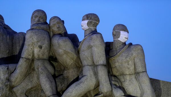 Estátuas do Monumento das Bandeiras são fotografadas com máscaras protetoras, em São Paulo, 12 de maio de 2020 - Sputnik Brasil