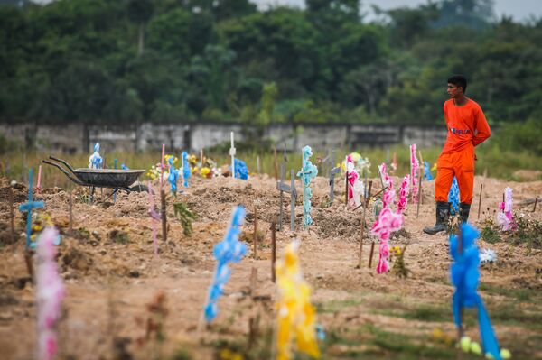 Com perda de mais de mil vidas em 24h, Brasil ultrapassa 24 mil mortes por coronavírus - Sputnik Brasil