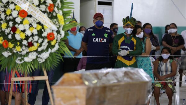 Familiares no funeral do cacique Messias Kokama, uma das principais lideranças indígenas de Manaus (AM), vítima da COVID-19, 14 de maio de 2020 - Sputnik Brasil