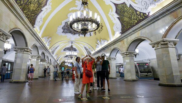 Turistas na estação Komsomolskaya do anel metroviário de Moscou - Sputnik Brasil