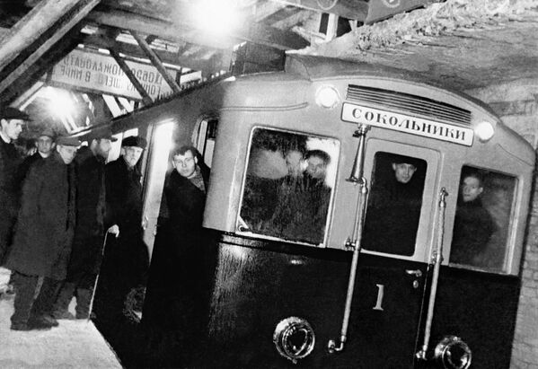 Primeiro trem do metrô de Moscou em viagem teste - Sputnik Brasil