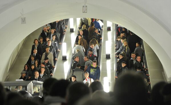 Passageiros em escadas rolantes na estação Park Kultury do anel metroviário de Moscou em horário de pico - Sputnik Brasil