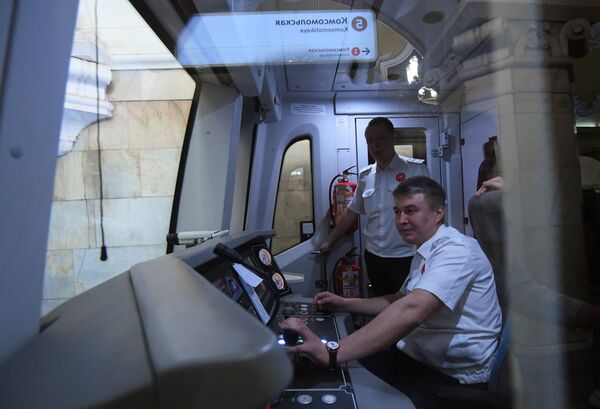 Maquinistas do modelo de trem Moscou (designação técnica 81-765) na parada de trens do metrô moscovita - Sputnik Brasil
