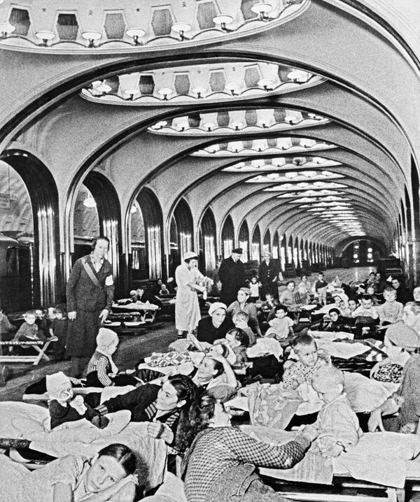 Mulheres e crianças se refugiam na estação Mayakovskaya durante bombardeio na Grande Guerra pela Pátria, entre 1941 e 1945 - Sputnik Brasil