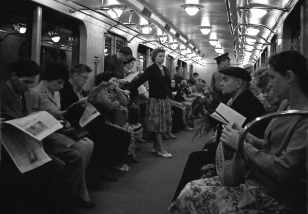 Passageiros em uma das composições do metrô da capital russa em 1964 - Sputnik Brasil