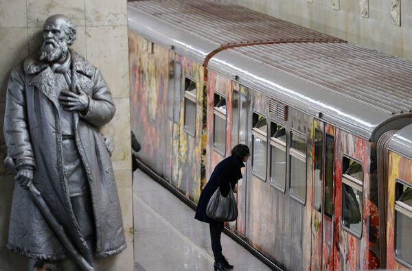 Lançamento do trem Aquarela com a exposição de pintura renovada Gorod Zhivopisi (Cidade da Pintura, em russo) no metrô de Moscou - Sputnik Brasil