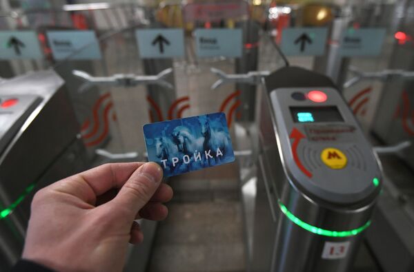 Passageiro utiliza seu cartão de viagens Troika em uma das catracas da estação de metrô Tushinskaya em Moscou - Sputnik Brasil