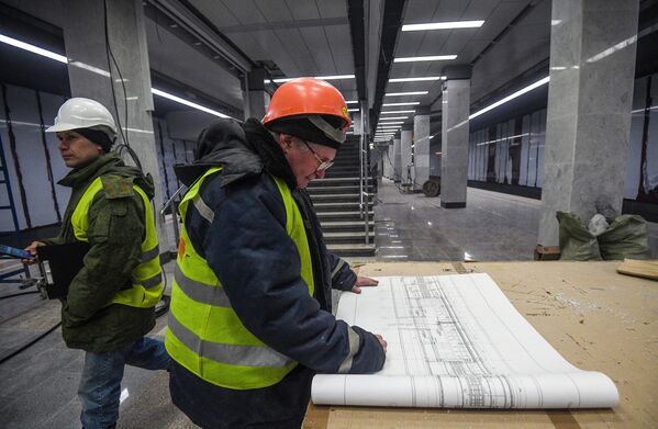 Engenheiro na construção da estação Kommunarka da linha Sokolnicheskaya - Sputnik Brasil