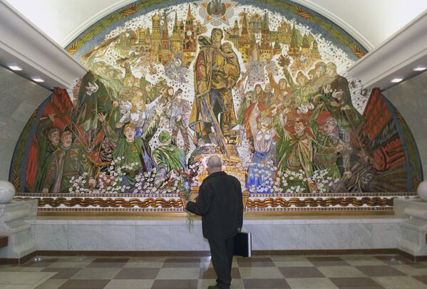 Mosaico dedicado à Vitória do povo soviético na Grande Guerra pela Pátria, entre 1941 e 1945, em uma das paredes da estação do metrô moscovita Park Pobedy - Sputnik Brasil