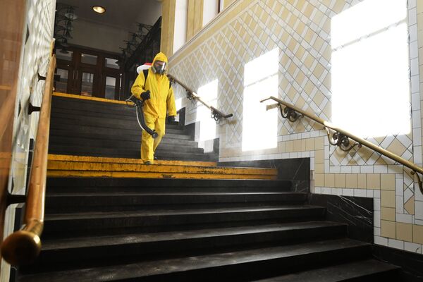 Funcionário do Ministério para Situações de Emergência da Rússia desinfecta uma das passagens da estação de metrô Kievskaya - Sputnik Brasil