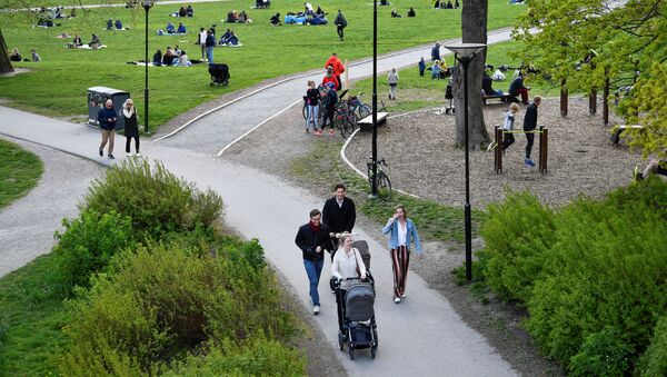 Pessoas aproveitando um dia de primavera na Suécia durante o surto do coronavírus - Sputnik Brasil