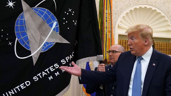 O presidente dos Estados Unidos, Donald Trump, gesticula diante da bandeira da Força Espacial dos EUA, durante a apresentação da bandeira no Salão Oval da Casa Branca, em Washington. - Sputnik Brasil