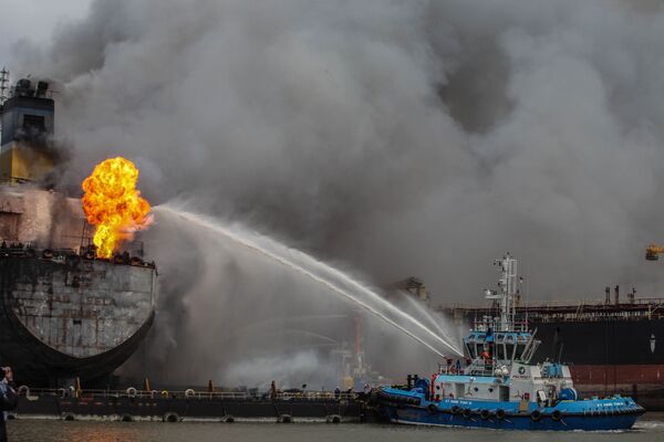 Bombeiros combatem incêndio em um navio-tanque atracado no porto de Belawan, na Indonésia - Sputnik Brasil
