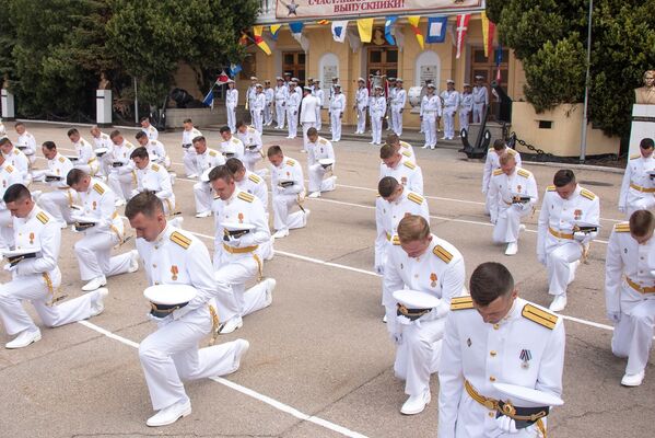 Graduados da 70ª formatura da Escola Superior Naval do Mar Negro na Rússia recebem seus diplomas - Sputnik Brasil