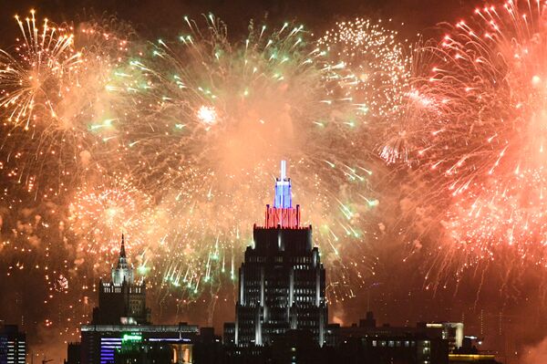 Fogo de artifício em Moscou em comemoração do 75º aniversário da Vitória na Grande Guerra pela Pátria - Sputnik Brasil