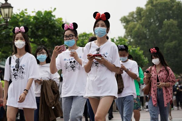Visitantes do parque de diversões de Disneylândia em Xangai após terminar a quarentena - Sputnik Brasil