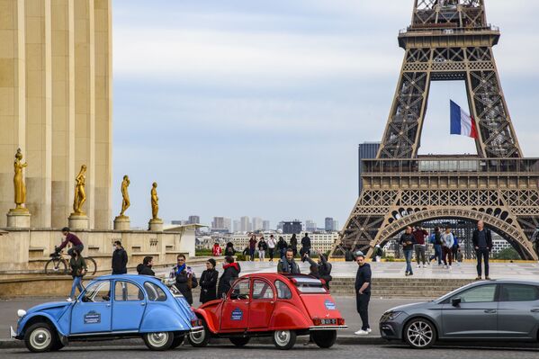 Pedestres caminhando na praça do Trocadero, em Paris, França - Sputnik Brasil