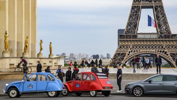 Pedestres caminhando na praça do Trocadero, em Paris, França - Sputnik Brasil