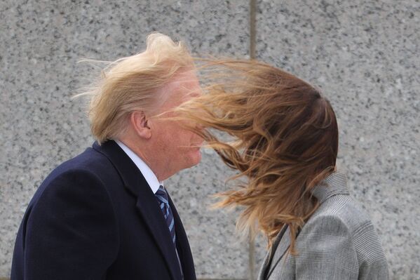 Presidente dos EUA, Donald Trump, e sua esposa, Melania Trump, durante as celebrações do 75º aniversário da Vitória no Memorial da Segunda Guerra Mundial, em Washington, EUA - Sputnik Brasil