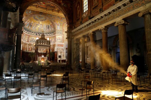 Desinfecção da Basílica de Santa Maria em Trastevere, Roma, Itália - Sputnik Brasil