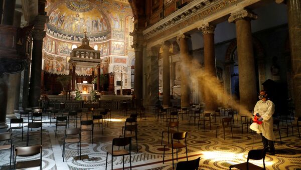 Desinfecção da Basílica de Santa Maria em Trastevere, Roma, Itália - Sputnik Brasil