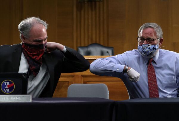 Senadores dos EUA Richard Burr e Tim Kaine durante saudação em Washington, EUA - Sputnik Brasil